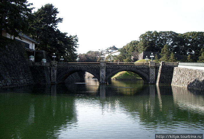 Вот где-то там за мостом император и живёт. Токио, Япония