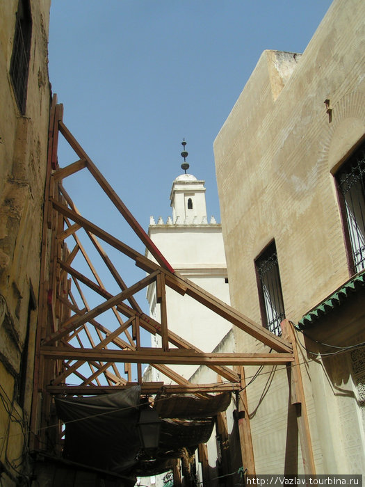 Возле мечети Фес, Марокко