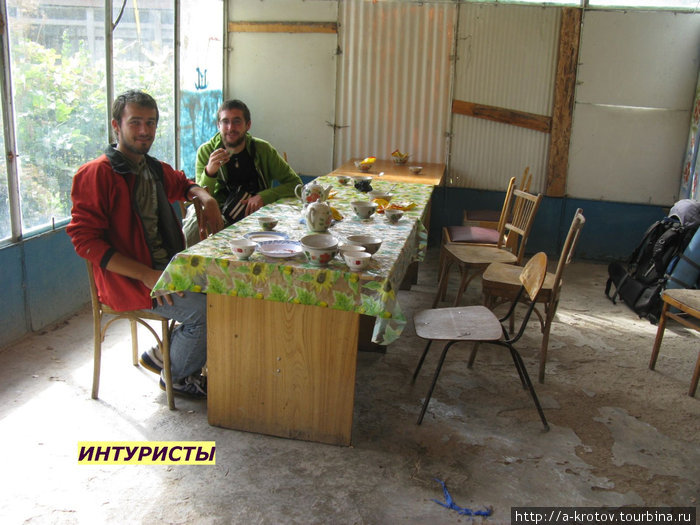 Интуристы в этом кафе (советском) Озеро Искандеркуль, Таджикистан