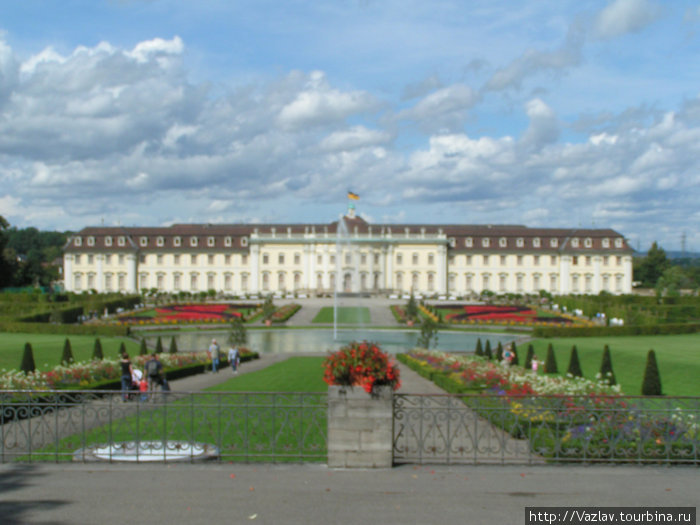 Парадный вид на дворец Людвигсбург, Германия