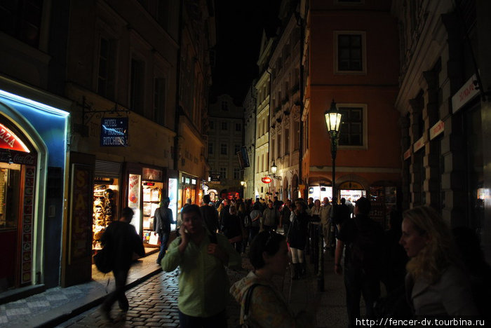 Людей очень много даже около полуночи Прага, Чехия