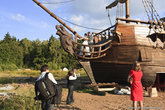 Сначала мы пошли фотографироваться на корабль. Получалось что-то среднее между «Одиссеей капитана Блада» и «Пиратами карибского моря».