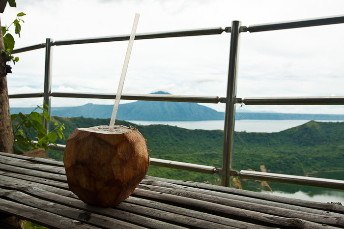 Перед спуском обязательно надо выпить кокосового молока! Остров Лусон, Филиппины