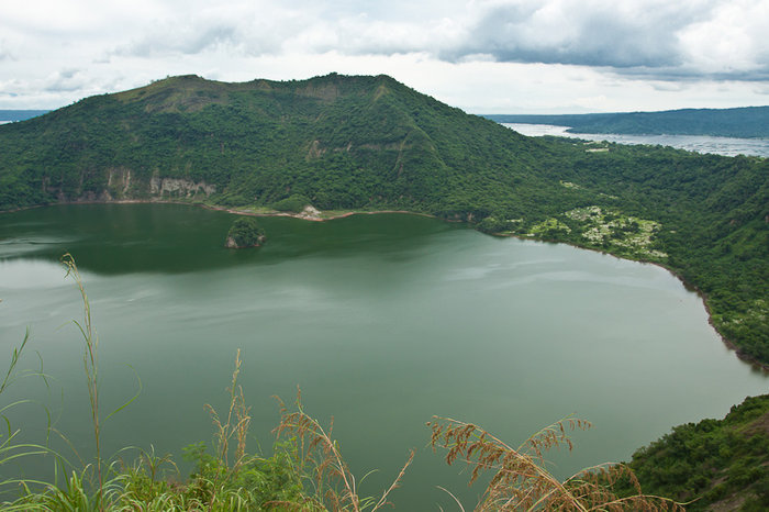 А вот и озеро внутри маленькой сопки Остров Лусон, Филиппины