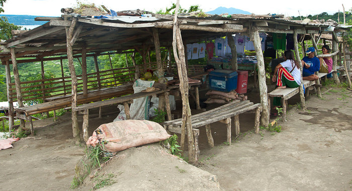 Наверху вулкана продавцы сувениров и напитков Остров Лусон, Филиппины