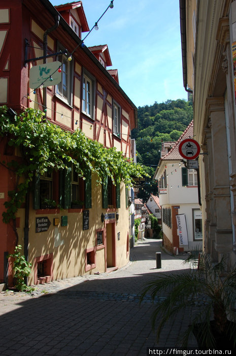 Обычный переулок старой части города Вайнхайм, Германия