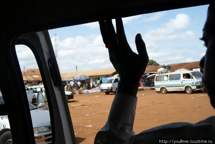 Водитель. Движение в Уганде левостороннее. Рвензори Маунтинс Национальный Парк, Уганда