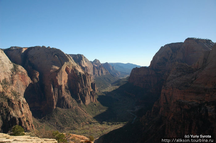 Вид с Angels Landing на Зайон каньон. Мы там находимся в самом дальнем краю каньона, в самой глубине. Национальный парк Зион, CША