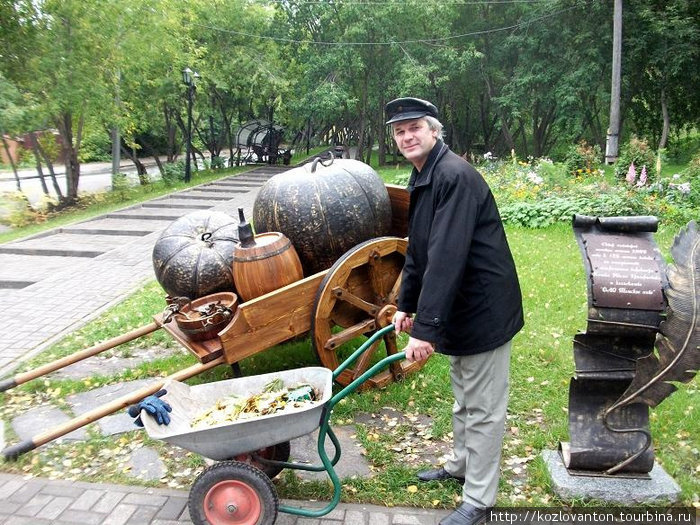 Тележка с пивом и закуской и тележка с мусором после распития оного. Томск, Россия