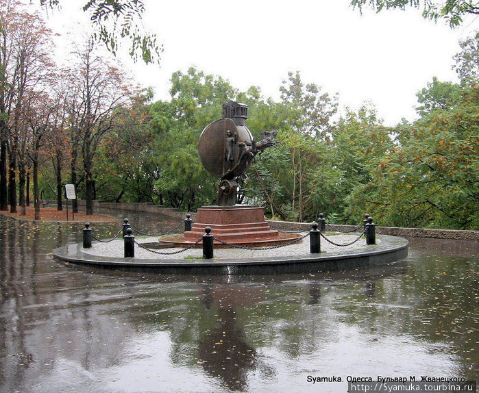 На пересечении улицы Преображенской и бульвара М. Жванецкого в июле 2007 года был установлен памятник Апельсину. Одесса, Украина
