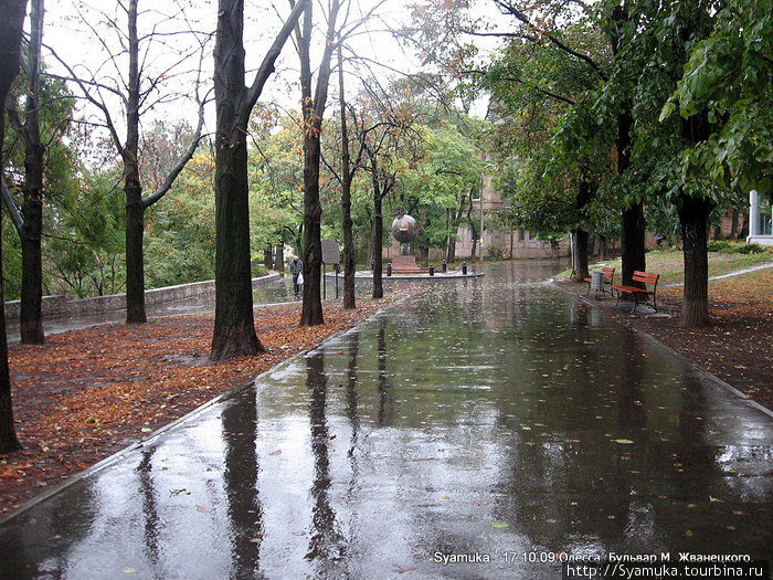 Слева от памятника начинается каштановая аллея. Одесса, Украина