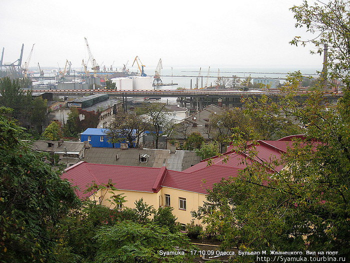 Виден грузовой порт (приближение объективом). Одесса, Украина
