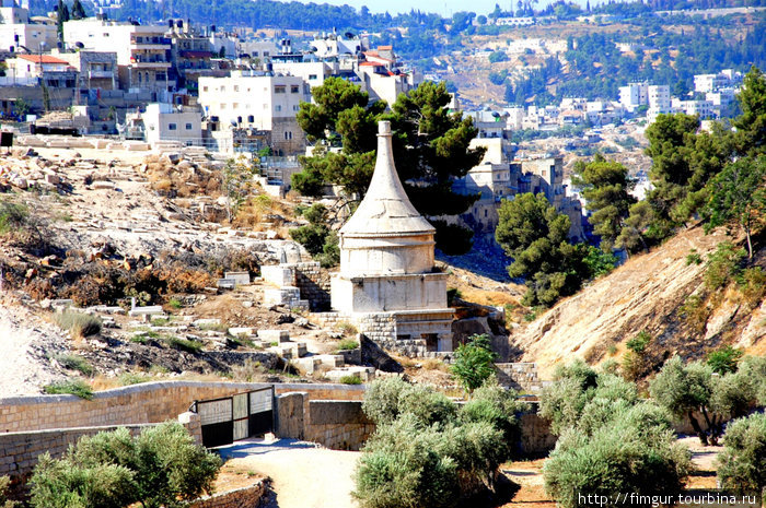 Долина Кедрона.Столп Авессалома.Усыпальница высечена в скале. Иерусалим, Израиль