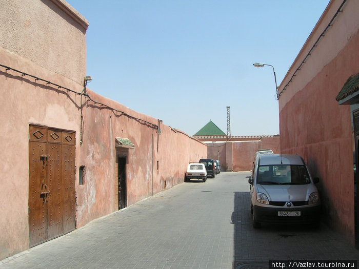 На задворках дворца: вдалеке видна крыша одной из башен Марракеш, Марокко