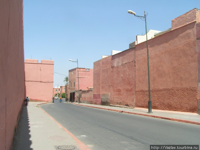 Справа стена, слева стена Марракеш, Марокко