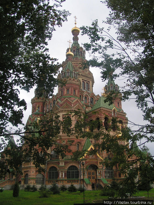 Вид на собор из прилегающего сада Петергоф, Россия