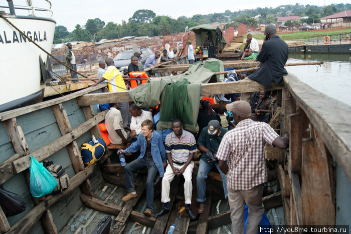 общественный транспорт — лодка в Калангалу (о-ва Ссесе) Провинция Найроби, Кения