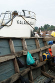 Нам повезло — этот транспорт в Калангалу временный. Рядом пароходик, который чинится.