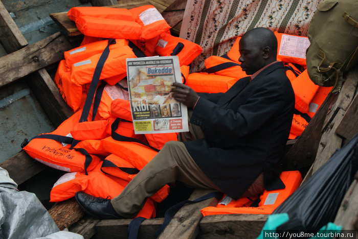 кто-то с комфортом на дне лодки Провинция Найроби, Кения