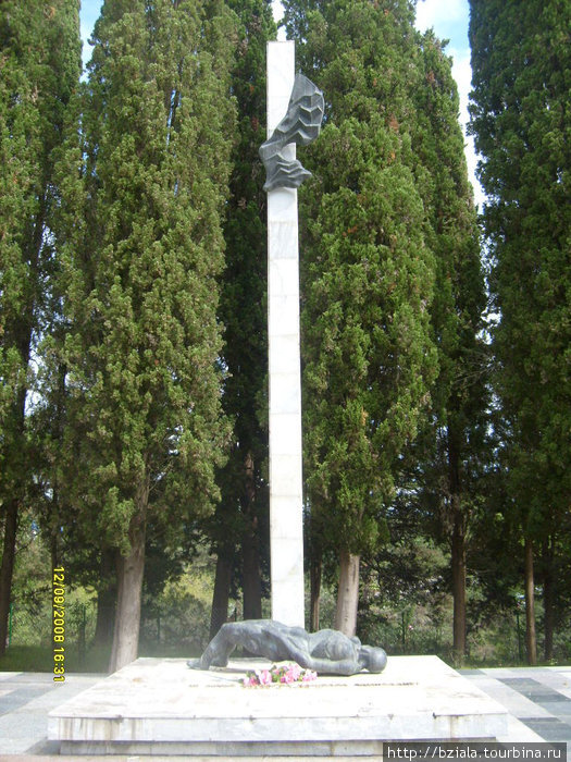 Памятник сгоревшим в сбитом вертолете детям и женщинам,летевшим из Ткуарчала во время войны 1992 г. Самому маленькому был 1 месяц. Гудаута, Абхазия