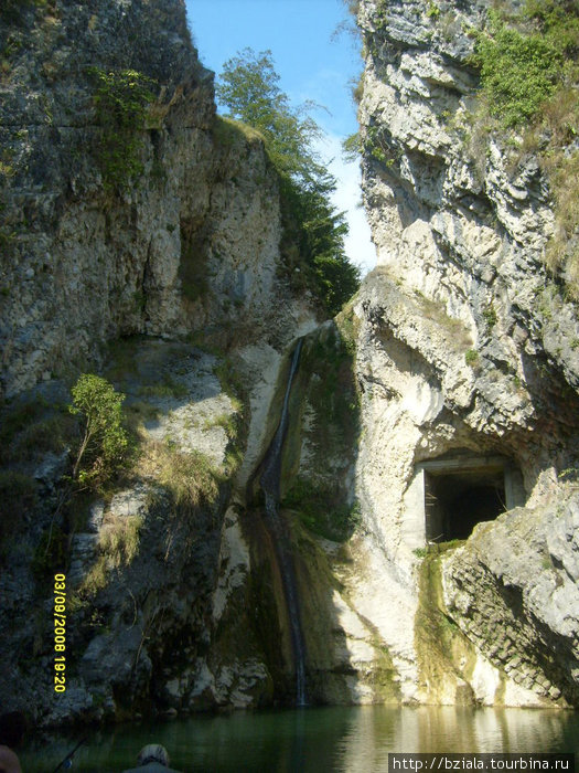 Почти высохший водопад в Армянском ущелье Новый Афон, Абхазия
