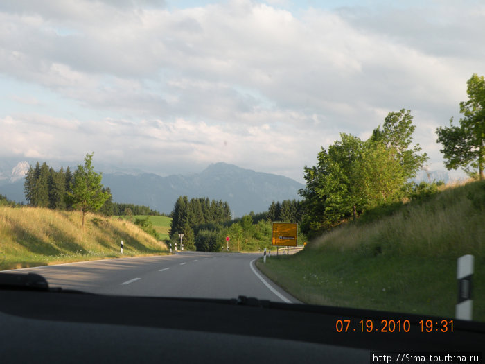 По дороге из Аугсбурга в Фюссен. Вдали уже видны горы. Земля Бавария, Германия