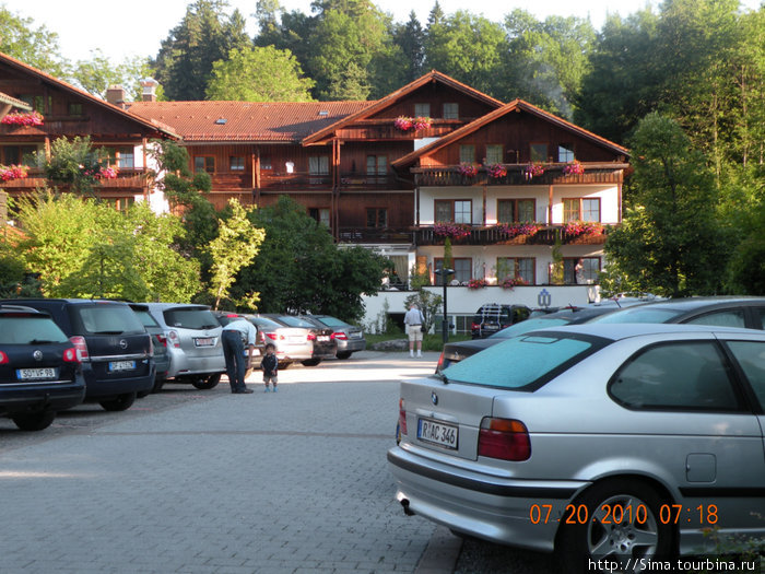 Стоянка у гостиницы в курортном поселке Бад Фауленбах под Фюссеном. Земля Бавария, Германия