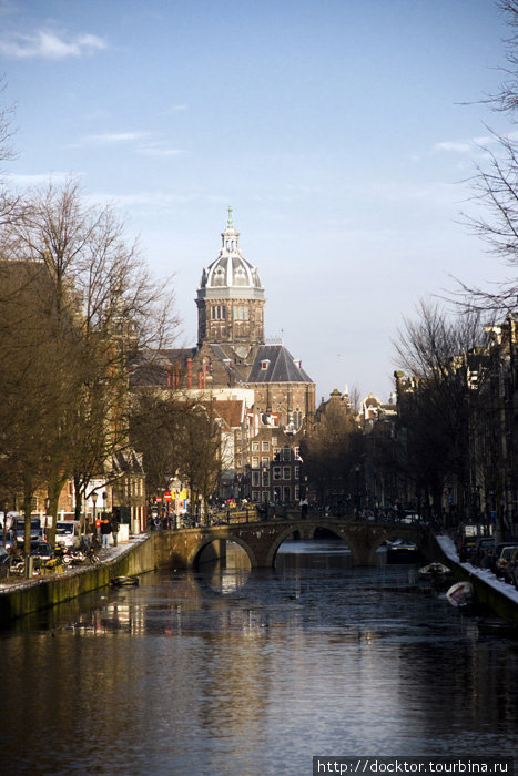 Каналы (впрочем как и улицы) имеют труднопроизносимые названия, например этот называется Аудезейдс-Фоурбургвал :) Амстердам, Нидерланды