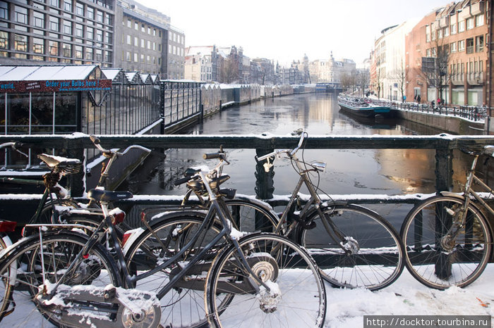 И конечно же — велосипеды повсюду, даже зимой Амстердам, Нидерланды