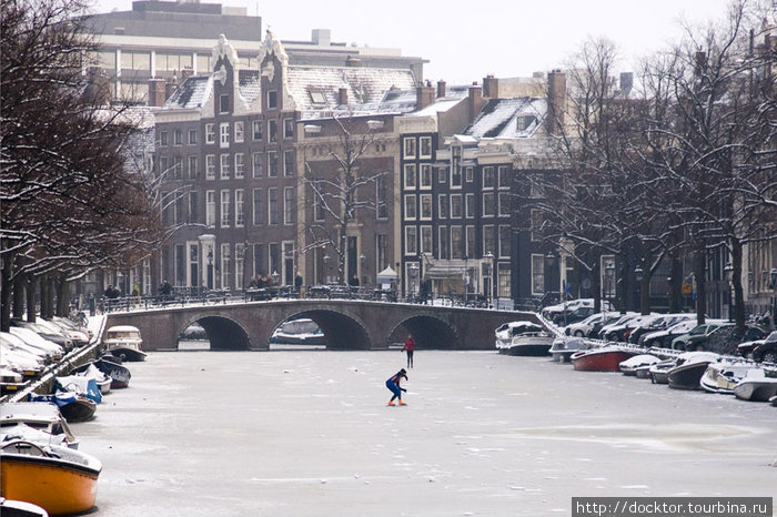Большинство каналов не замерзло, но вот на Кайзерграхт даже катались на коньках (голландцы же — спецы по конькобежному спорту). И это при температуре -3. Амстердам, Нидерланды