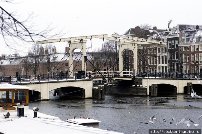 Разводной мост через Амстел — Тощий мост (Magere Brug). Почему так назвали, можно только догадываться. Амстердам, Нидерланды