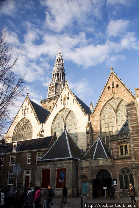 Старая церковь (Oude Kerk) в сердце Красного квартала Амстердам, Нидерланды