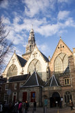 Старая церковь (Oude Kerk) в сердце Красного квартала
