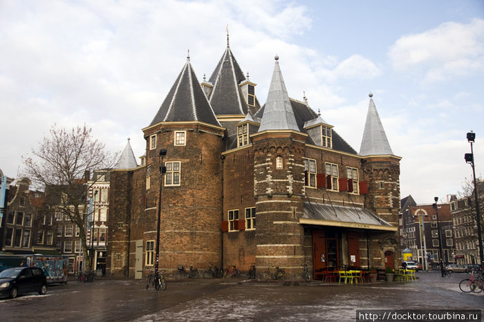 Здание De Waag на площади Nieuwmarkt Амстердам, Нидерланды