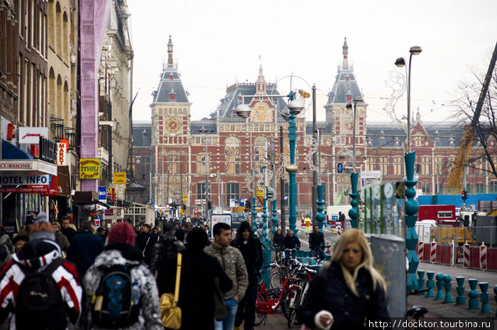 Центральный вокзал и самая оживленная улица Damrak Амстердам, Нидерланды