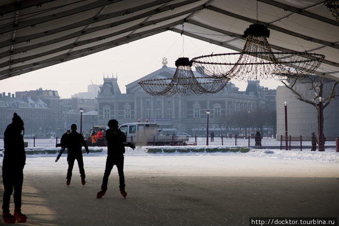 Музейная площадь (Museumplein). Здесь все главные музеи Амстердама — Рейксмюзеум, музей Ван Гога и другие. Рядом с буквами I Amsterdam зимой открывается каток. На заднем плане — Консерватория. Амстердам, Нидерланды