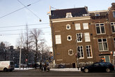 Нет, это не нарушенная перспектива, это действительно косой дом, и таких в Амстере полно.