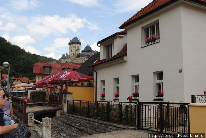 Балкончики домов почти без исключения украшены цветами Карлштейн, Чехия