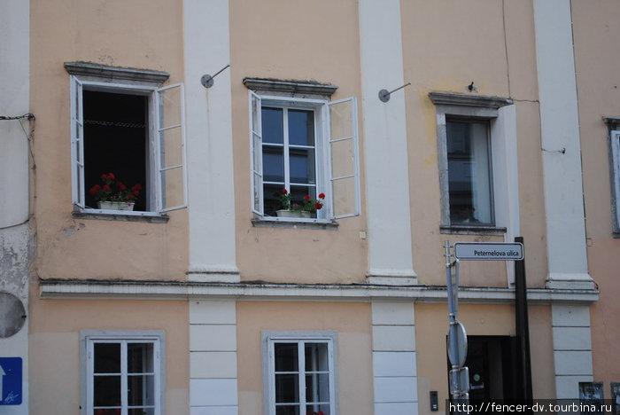 Даже в небогатых домах выставить на окне цветы — дело обязательное Любляна, Словения