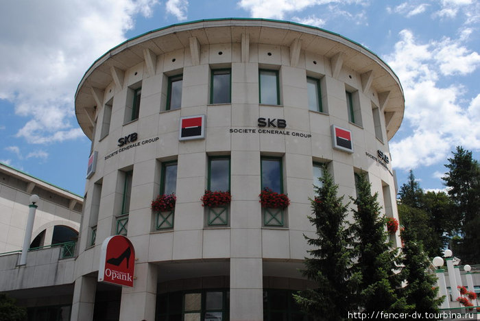 Даже здания банков следуют моде) Любляна, Словения