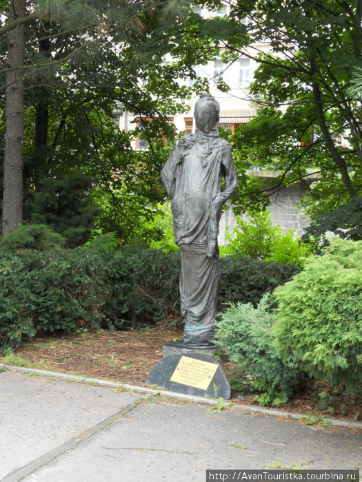 Памятник Без лица — всем нациям без каких-либо национальных признаков, которые боролись против нацистов Карловы Вары, Чехия