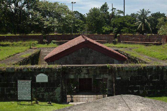 Церковь, ныне окруженная полями для гольфа Манила, Филиппины