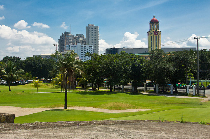 Под стенами снаружи —  поля для гольфа Манила, Филиппины