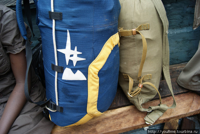 На лодке. Теперь наши рюкзаки уже не так мало весят, там добавились сувениры, фрукты и камешки с озера Виктория. Бужумбура, Бурунди
