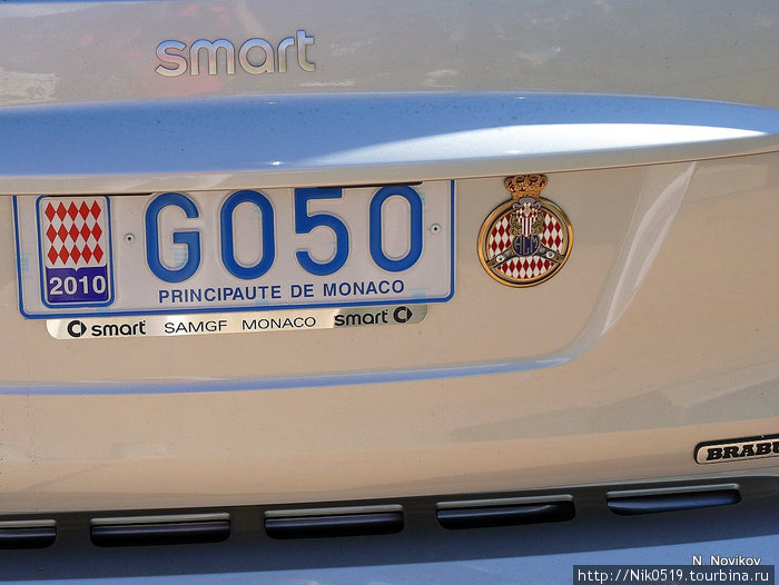 В Монако можно часто увидеть рядом с номером машины герб, который говорит о принадлежности хозяина к престижному клубу. Иногда гербов может быть несколько. Монте-Карло, Монако