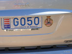В Монако можно часто увидеть рядом с номером машины герб, который говорит о принадлежности хозяина к престижному клубу. Иногда гербов может быть несколько.