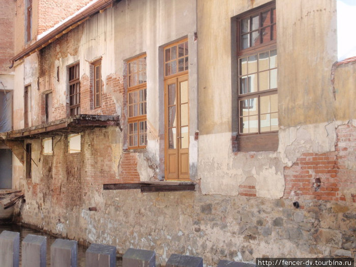 Заброшенные постройки с выбитыми стеклами Чешский Крумлов, Чехия