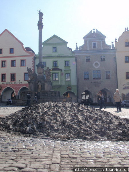 Грязный снег на главной площади Чешский Крумлов, Чехия