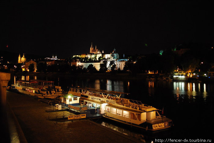 Прогулочные корабли на причале Прага, Чехия
