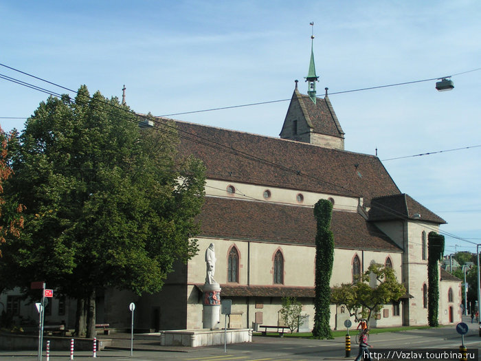 Боковой вид на церковь Базель, Швейцария
